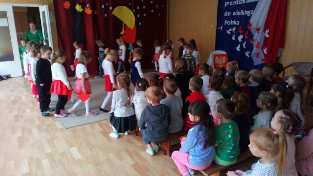 Grupa 01 i 02 z wizytą w PP nr 80 na przedstawieniu patriotycznym  z okazji Narodowego Święta Niepodległości