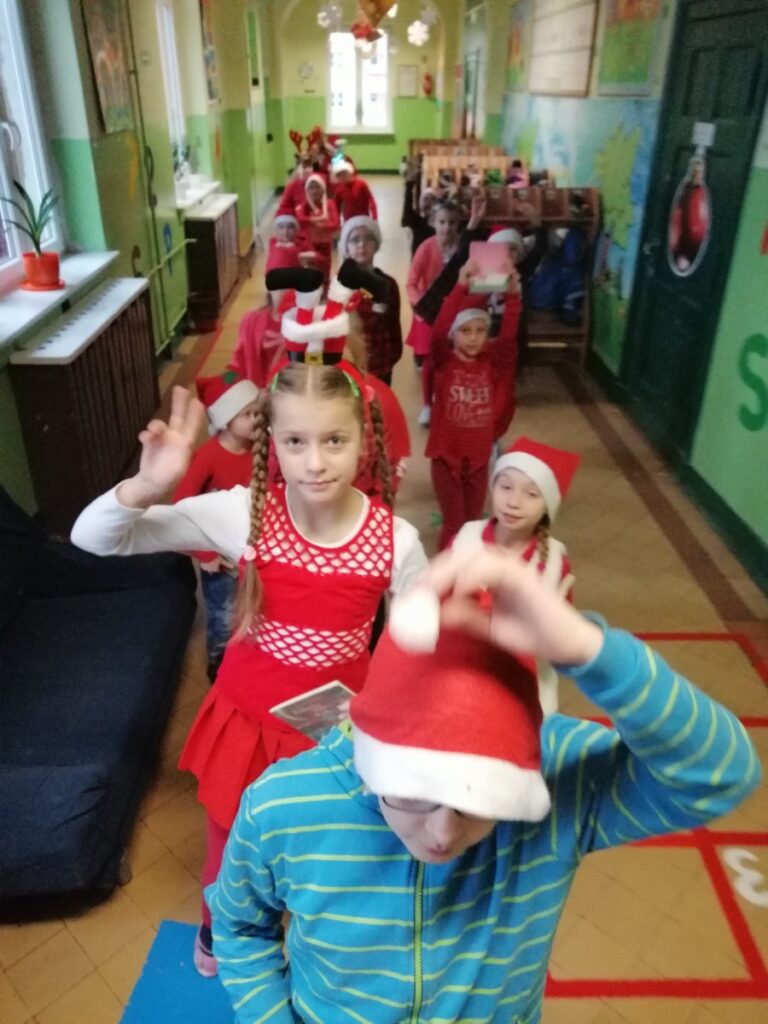 Kinowe Mikołajki klas 1b i 2b