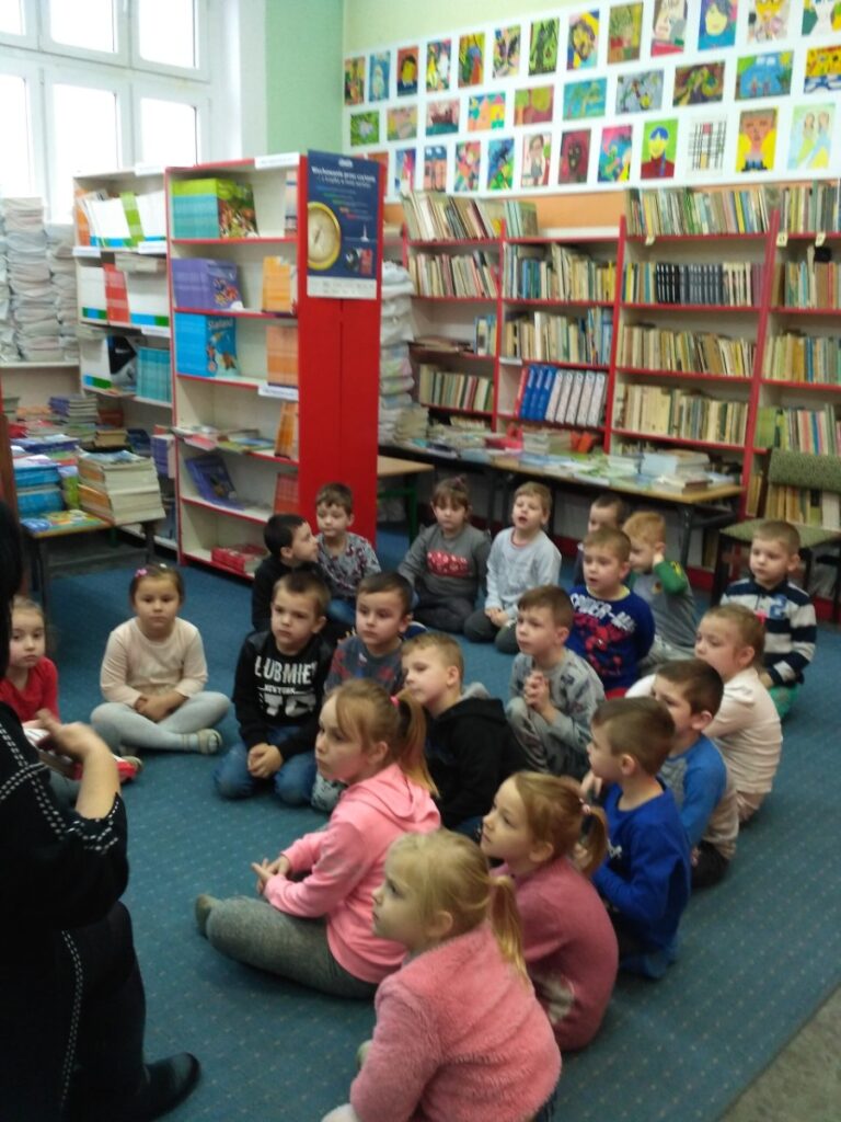 Wizyta dzieci z grupy 0-4 w bibliotece szkolnej