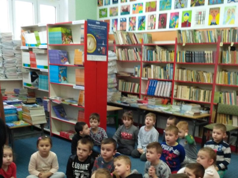 Wizyta dzieci z grupy 0-4 w bibliotece szkolnej