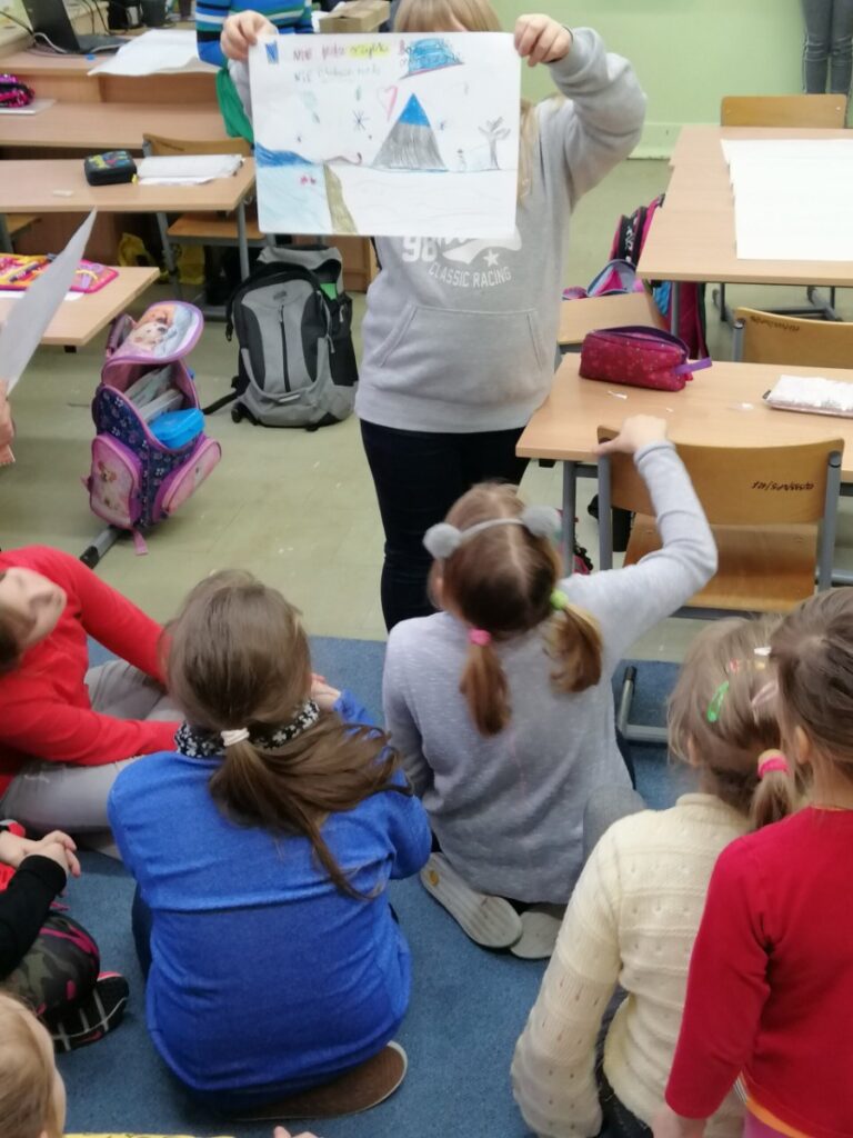Bezpieczne zimowe zabawy klas 2b i 5a