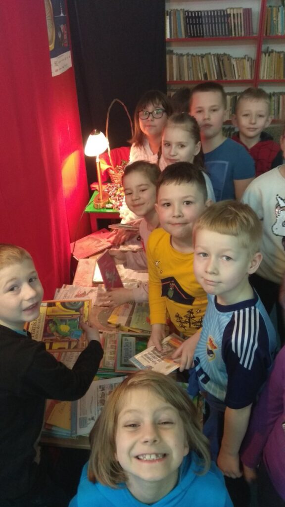 1B z wizytą w bibliotece – pasowanie na czytelnika