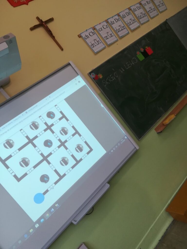 Bezpieczna droga do szkoły” – praca z ozobotem w 1b