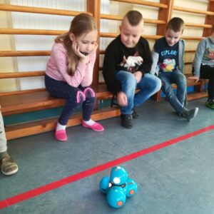 Klasa 1b poznaje robota „Dash”