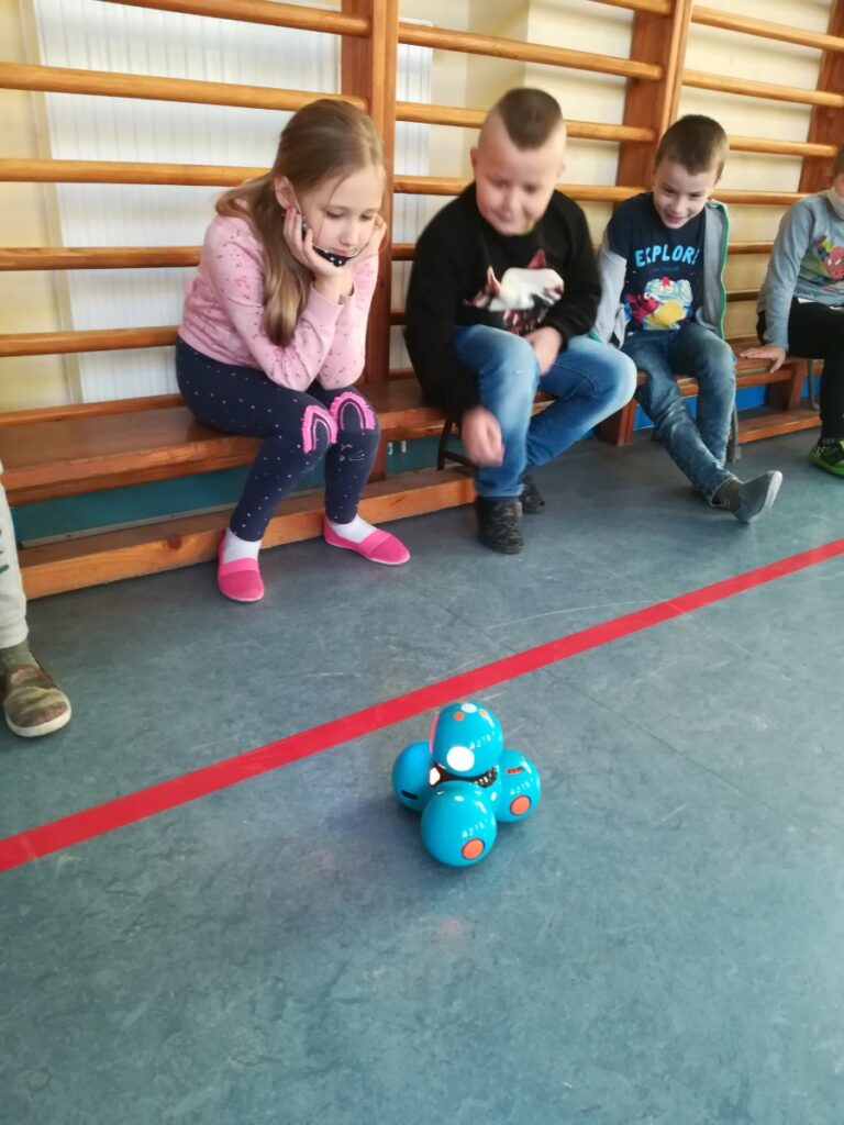 Klasa 1b poznaje robota „Dash”