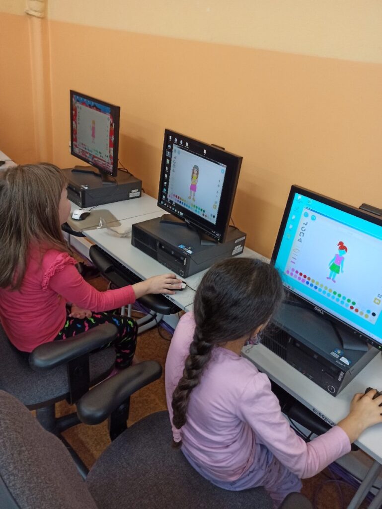 Pierwsze kroki w programie „Scratch J” w klasie 1b