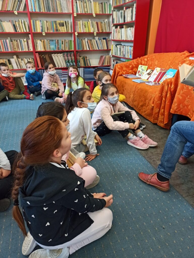 Wizyta klasy 2b w bibliotece szkolnej