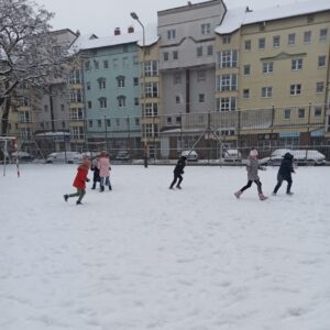 Pada śnieg, pada śnieg… zimowe zabawy w 2b