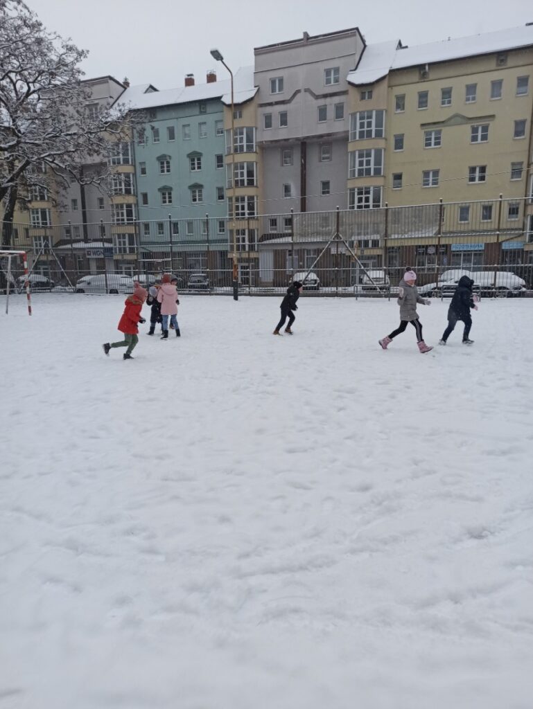 Pada śnieg, pada śnieg… zimowe zabawy w 2b