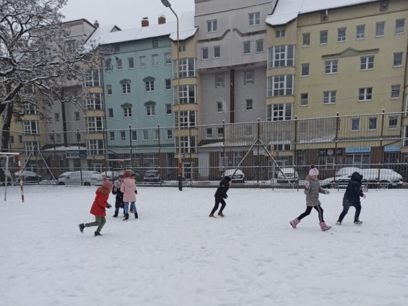 Pada śnieg, pada śnieg… zimowe zabawy w 2b