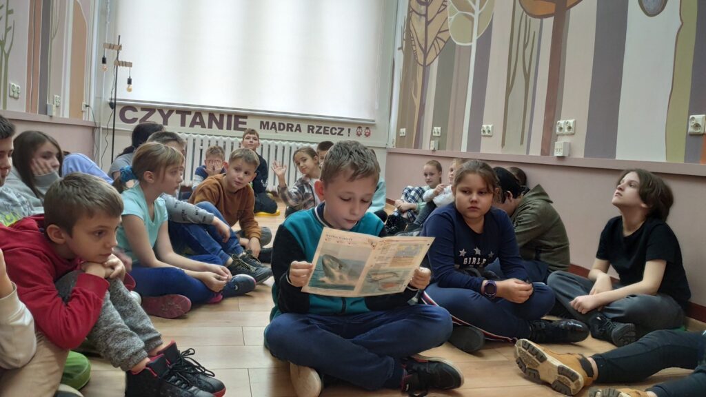 Lekcja przyrody w czytelni – klasa 4b