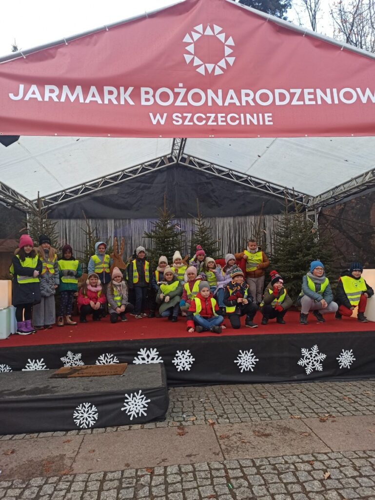 Dekorowanie choinki na Szczecińskim Jarmarku Bożonarodzeniowym – klasa 3b