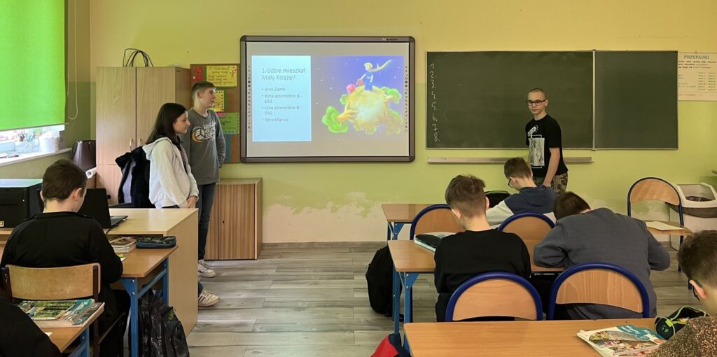Siódmoklasiści prowadzą lekcję języka polskiego. Uczniowie uczą!