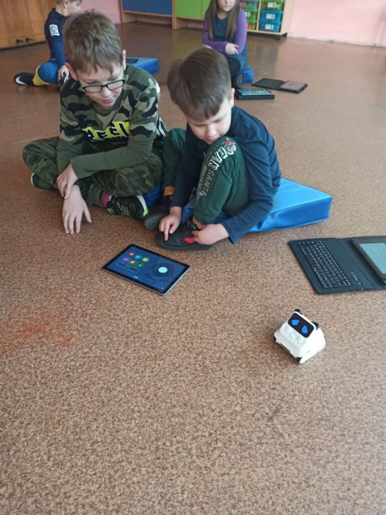 Poznajemy roboty MakeBlock Codey