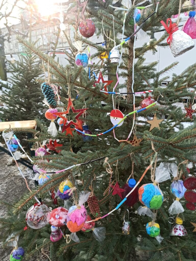 Klasa 1b dekoruje choinkę na Szczecińskim Jarmarku Bożonarodzeniowym
