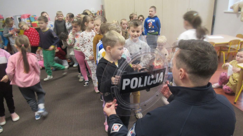 Policjant z wizytą w przedszkolu
