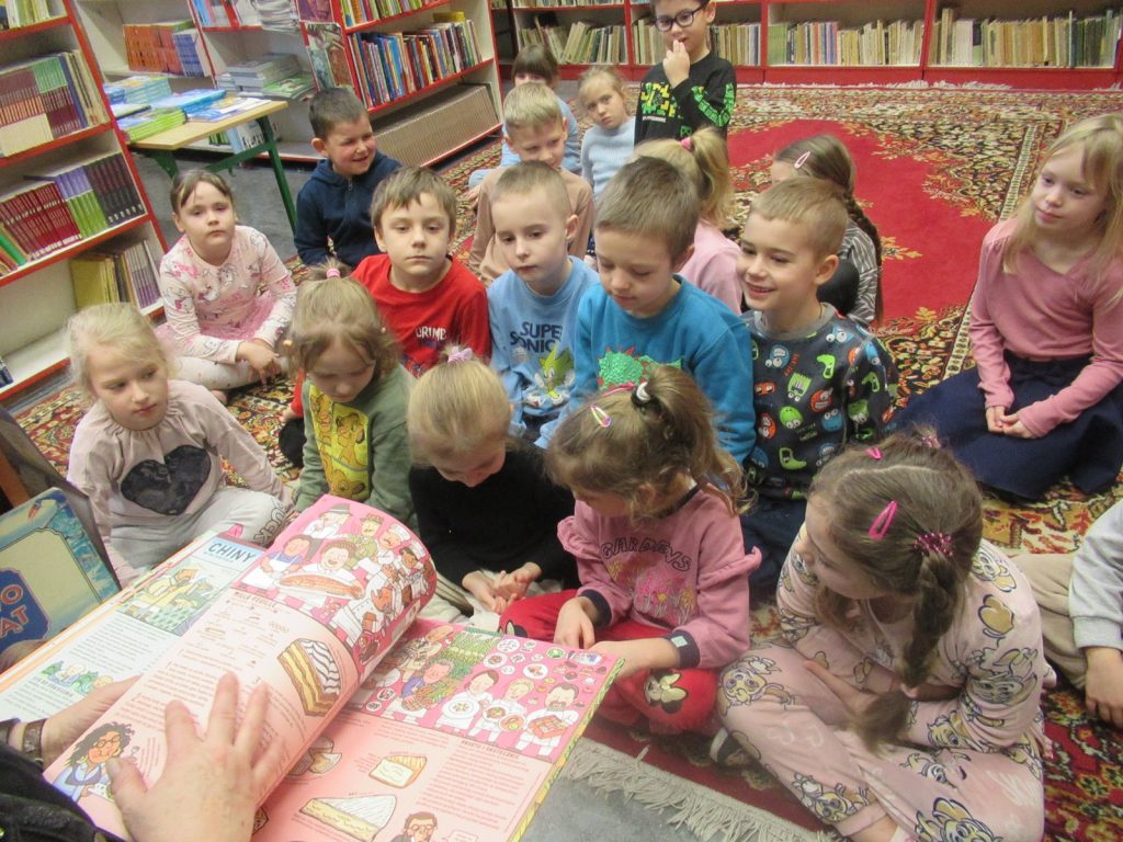 Przedszkolaki w bibliotece