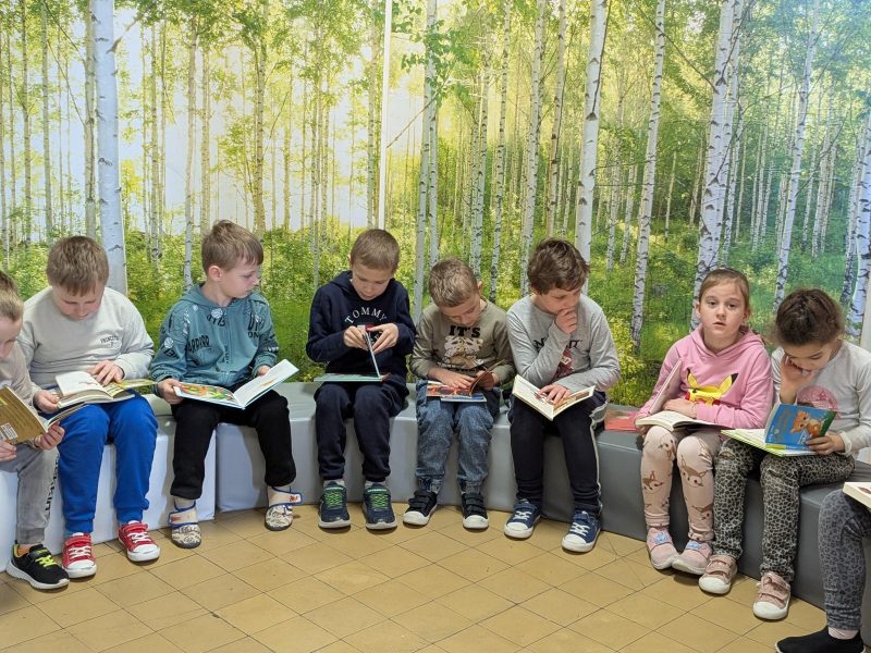 Pierwsza wizyta pierwszoklasistów w bibliotece