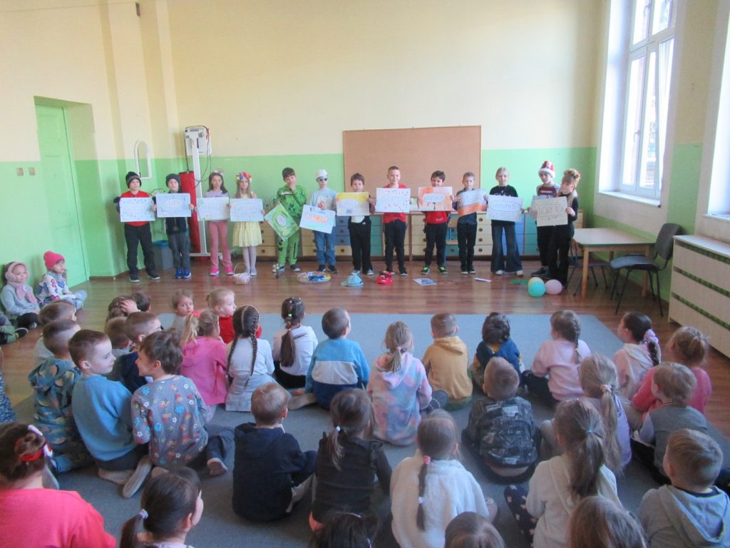 Inscenizacja wiersza o miesiącach – integracja uczniów naszej szkoły