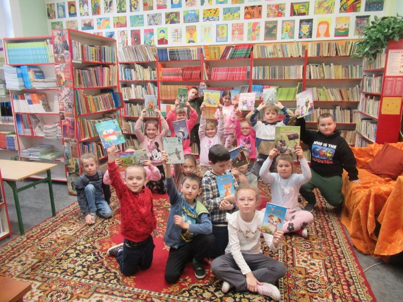 Klasa 1a w bibliotece szkolnej
