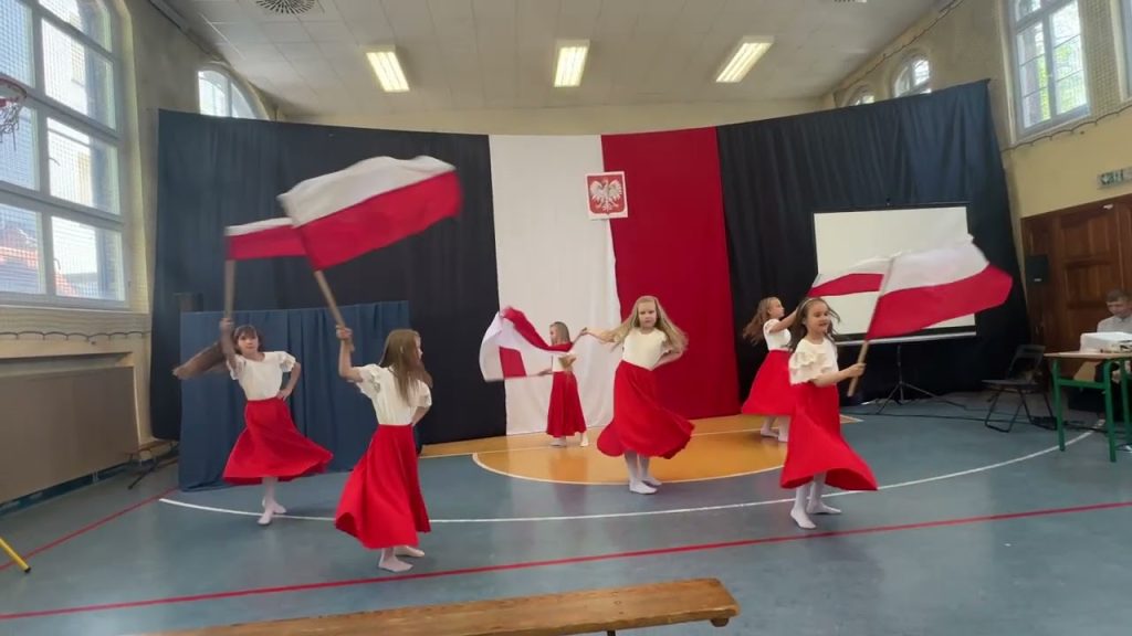 Taniec z flagami w wykonaniu dziewczynek z klasy 2a