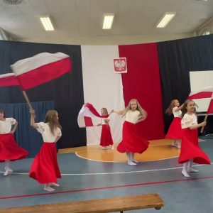 Taniec z flagami w wykonaniu dziewczynek z klasy 2a