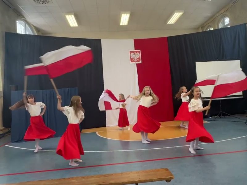 Taniec z flagami w wykonaniu dziewczynek z klasy 2a