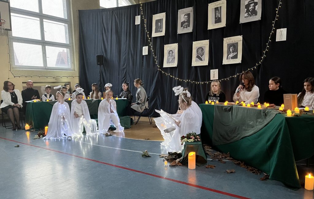 Zaduszki szkolne „Pamiętamy o tych, którzy odeszli”– chwila ciszy i refleksji w SP 5 w Szczecinie.