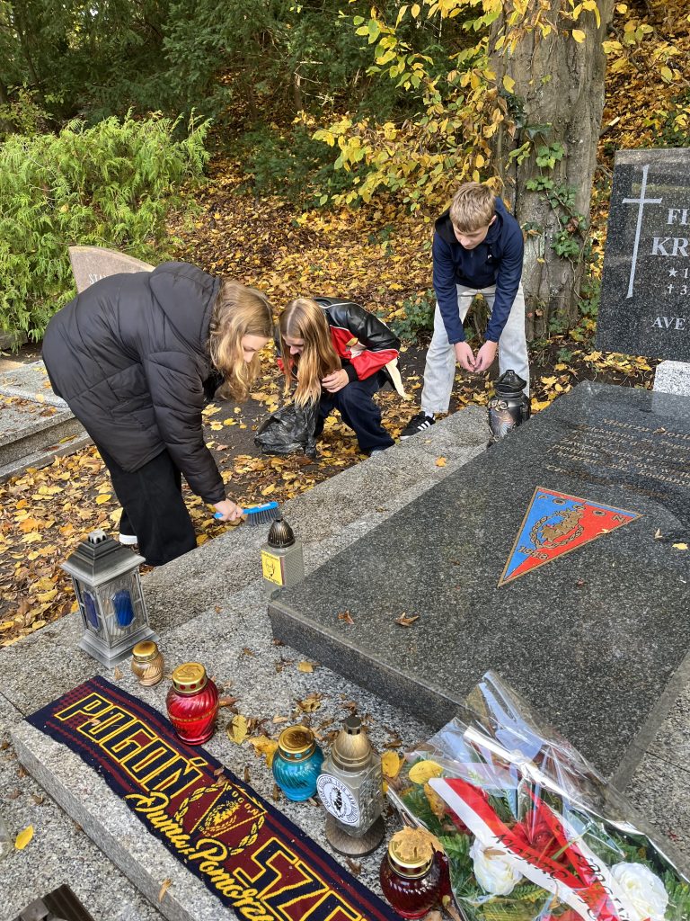 Szkolne Koło Wolontariatu na Cmentarzu Centralnym w Szczecinie 