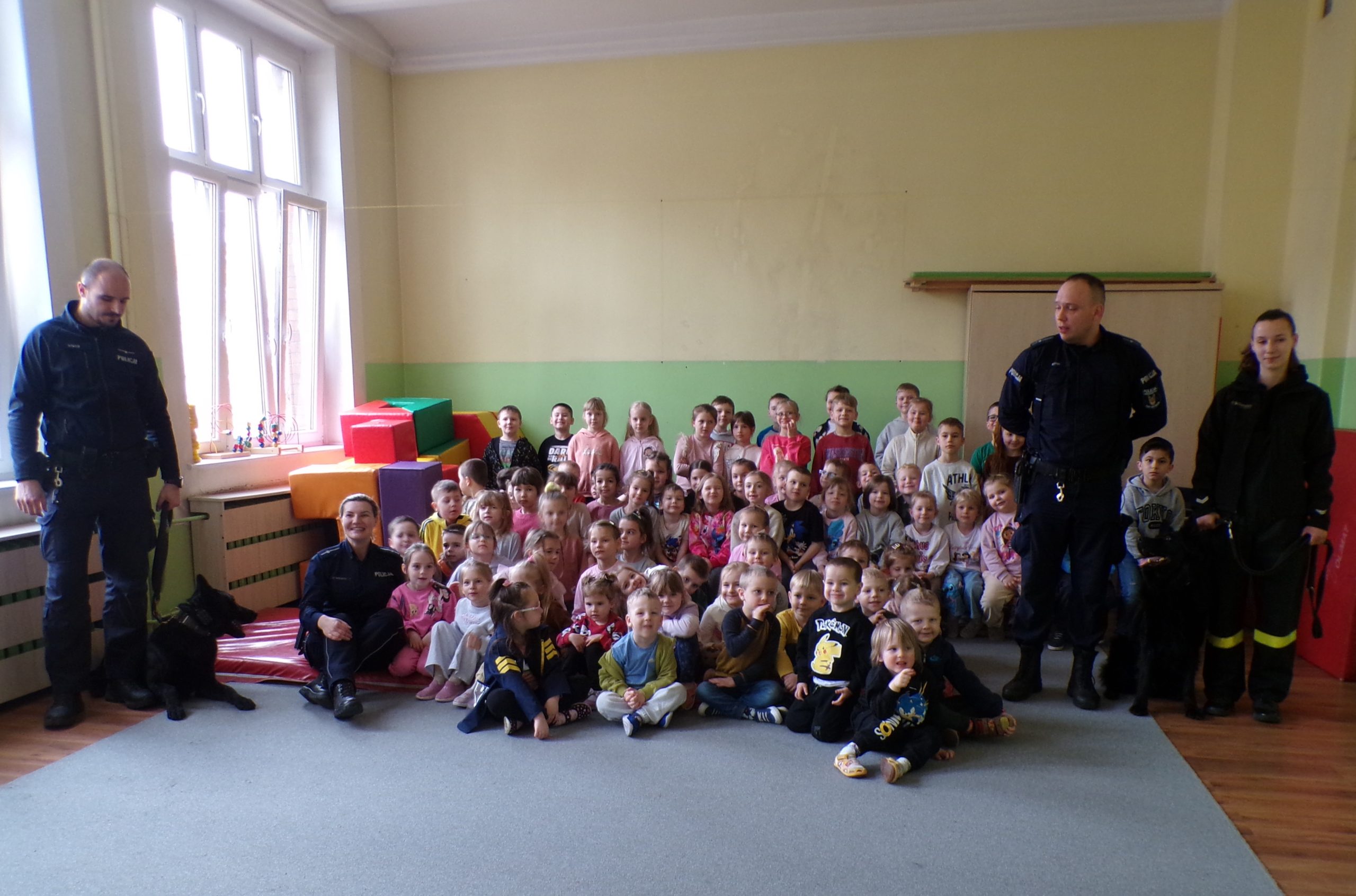 Wizyta funkconariuszy i psów policyjnych