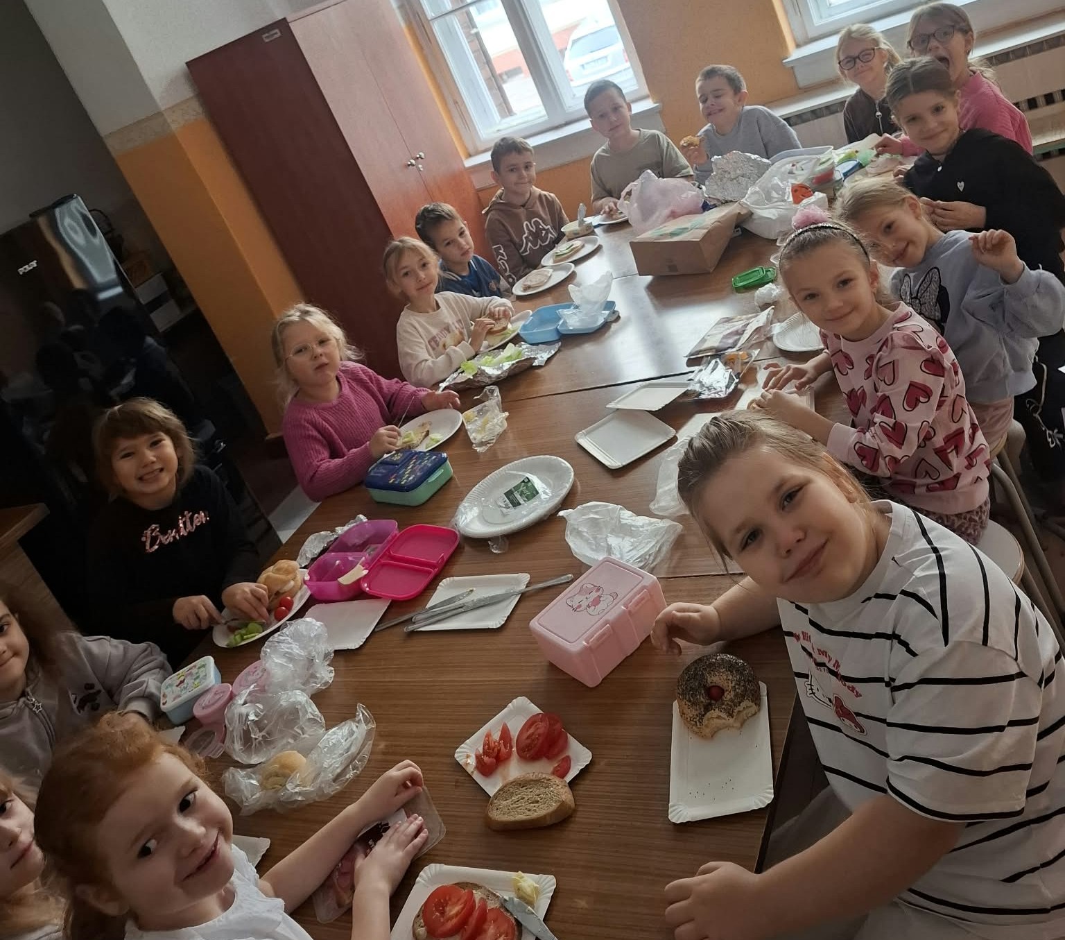 Zdrowo rośniemy! 🥦 Klasa 1b w akcji!
