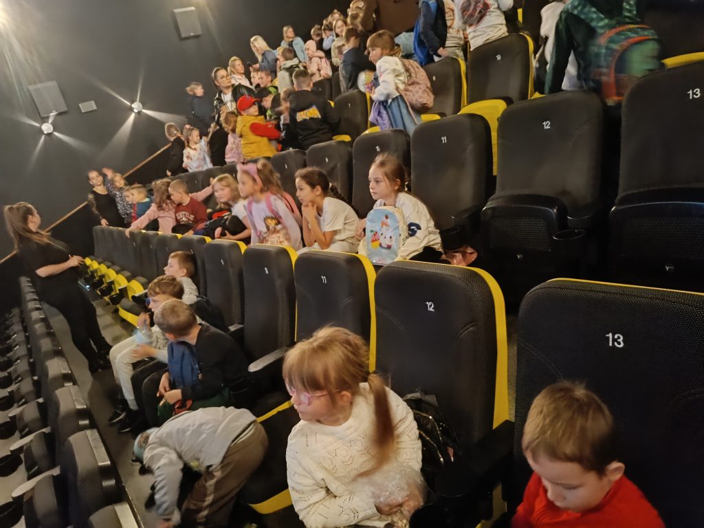 Uczniowie klasy 1a składają podziękowania Rodzicom za wyjście do kina