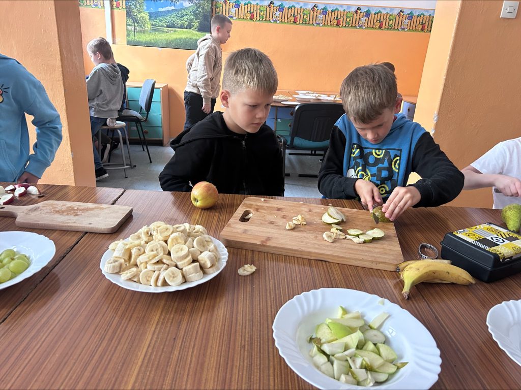 🍌🍓 Owocowa uczta w klasie 2B! 🍓🍌🍎Sałatka owocowa laboratorium przyszłości