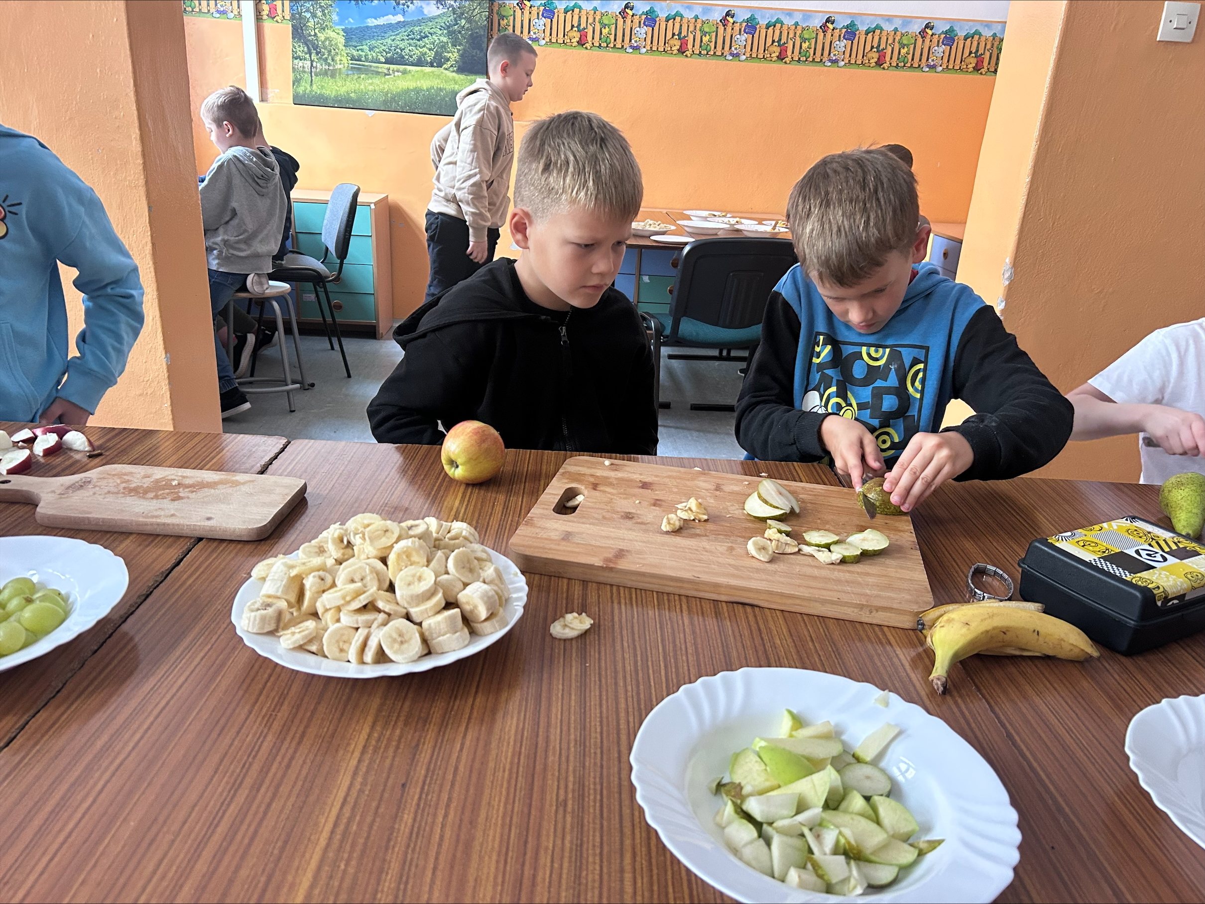 🍌🍓 Owocowa uczta w klasie 2B! 🍓🍌🍎Sałatka owocowa laboratorium przyszłości